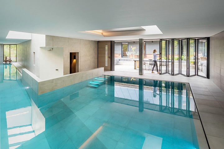 Indoorpool mit Glasfaltwänden