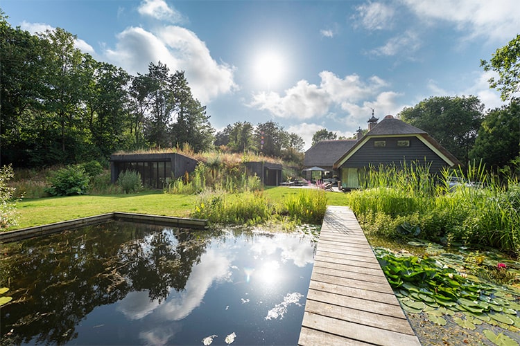 Das unterirdische Hallendbad fügt sich perfekt in die Umgebung und behält dank der Glas-Faltwand die direkte Verbindung zur Natur.